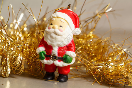 圣诞老人雕像和金锡罐作为圣诞节的装饰品快乐胡须花环图片