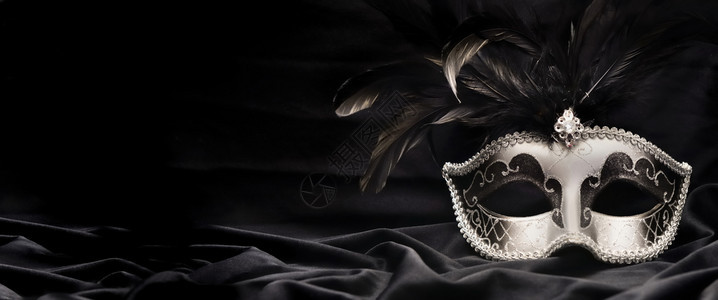面具黑暗的美丽维尼特狂欢节面罩以全美规模在深布背景上戴羽毛缎图片