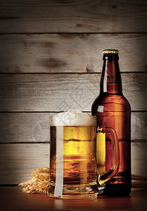 以木制背景上一瓶子的啤酒棕色黄木制图片