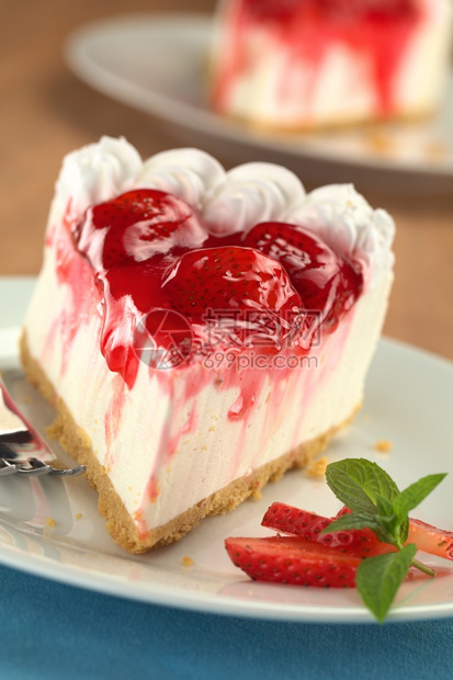 第一的食物新鲜草莓芝士蛋糕配片和薄荷选择焦点专注于蛋糕上的第一个草莓芝士蛋糕浆果图片