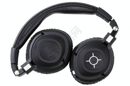 黑色的技术无线蓝牙旅行耳机白色背景上隔绝的无线蓝牙旅行耳机全尺寸图片