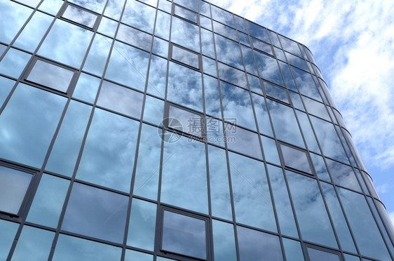 正面财产窗户荷兰Rijswijk的一座办公室大楼玻璃面罩云层反射在荷兰Rijswijk图片