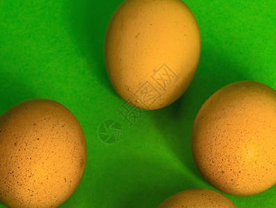 假期象征一种复活节的抽象图像四个不完整的蛋在绿色背景和柔软阴影的绿色背景上概念图片