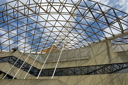 澳大利亚墨尔本表演艺术中心金属框架位于澳大利亚墨尔本表演艺术中心建筑弯曲造图片