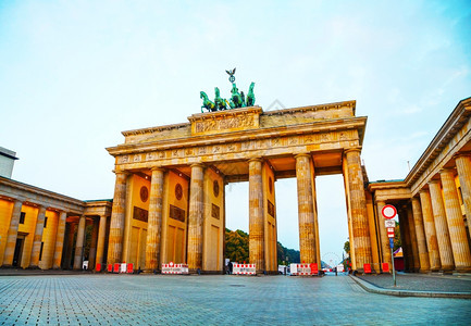 正方形吸引力早晨勃兰登堡门白日出时在德国柏林图片