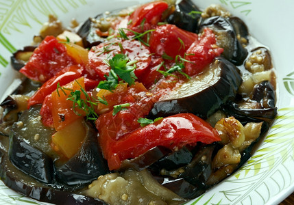 马洛卡略岛酱TombetMajorca切开的豆子和用橄榄油炸成的红铃辣椒传统蔬菜盘图片