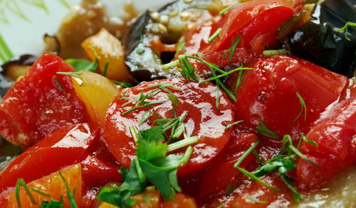 酱马略卡岛食物TombetMajorca切开的豆子和用橄榄油炸成的红铃辣椒传统蔬菜盘图片