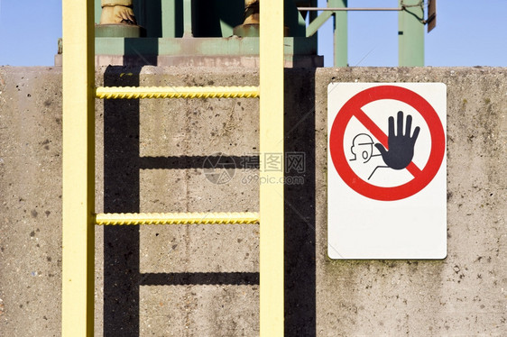 肮脏的工业在一个厂混凝石柱上一个梯子和没有进入警告信号标志结构体图片