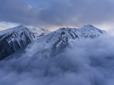 雪山和薄雾云海图片