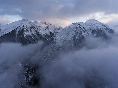 雪山和薄雾云海图片