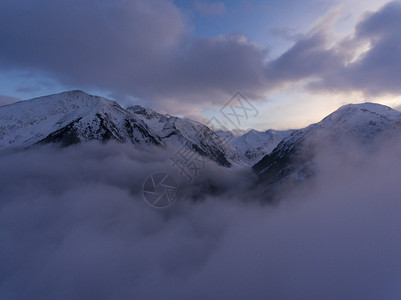 雪山和薄雾云海图片