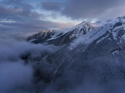 雪山和薄雾云海图片