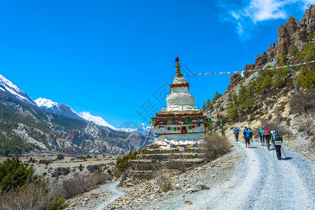 地标宗教和尼泊尔喜马拉雅山上一条路的块大石碑亚洲图片