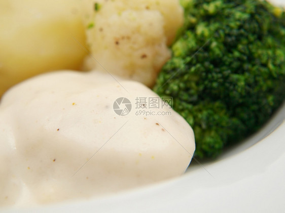 食物烹饪颜色白酱中的鱼球土豆花椰菜和图片