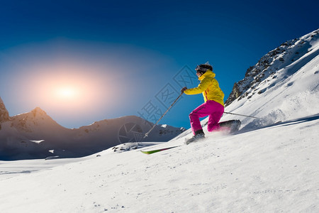 冬季滑雪的运动者图片