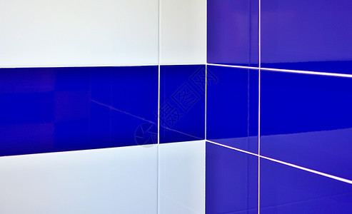 照片质地光滑浴室角落有白关节的蓝色和灰瓷砖图片