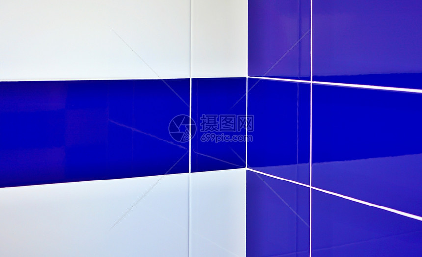 照片质地光滑浴室角落有白关节的蓝色和灰瓷砖图片