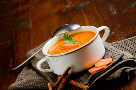 可口照片木制桌上甜美奶油润滑胡萝卜汤食物健康图片