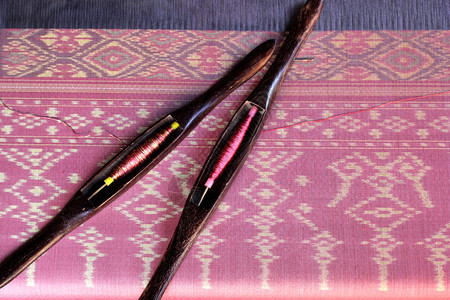 颜色丝织传统泰国绸编织的式木制时尚图片