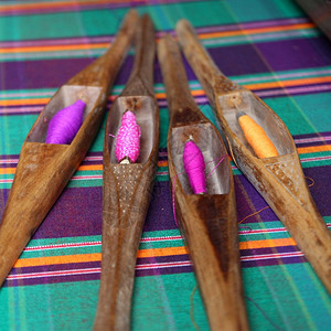 质地丝织传统泰国绸编织的式线轴图片