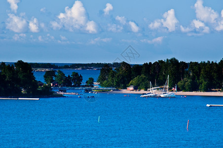 芬兰雅各布斯赫尔辛基附近凯里群岛的一片碎石海岸图片