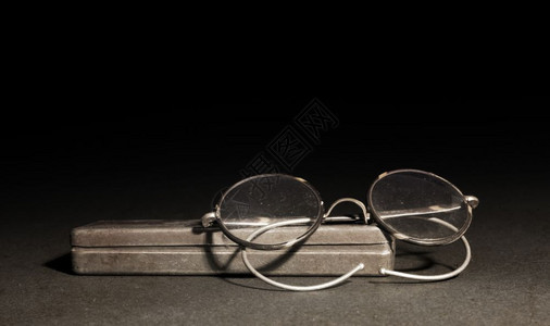 20世纪初的玻璃杯被隔绝了20世纪早期的玻璃杯不洁空白的眼镜图片