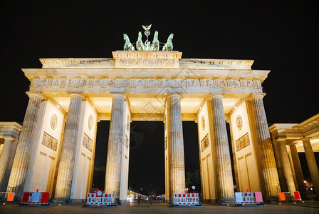 欧洲广场吸引力勃兰登堡大门白托尔晚上在德国柏林图片