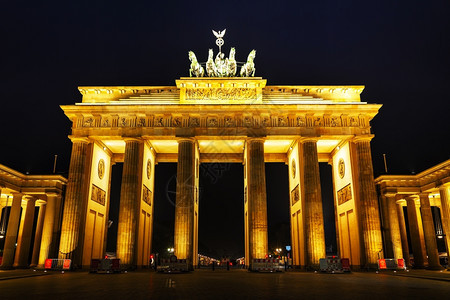 吸引力勃兰登堡大门白托尔晚上在德国柏林建筑学发光的图片