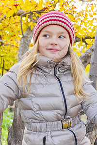 秋天戴着帽子的小女孩图片