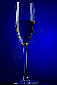 金的蓝色香槟杯合上寒冷的玻璃图片