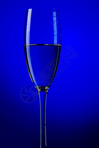 喝蓝色香槟杯合上闪发光的庆祝图片