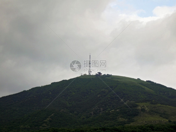 多雾路段吸引力马舒克山和暴风雨绿色图片