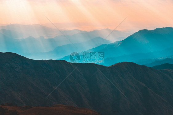 飞机太阳日落时有云彩的色多天空日出图片