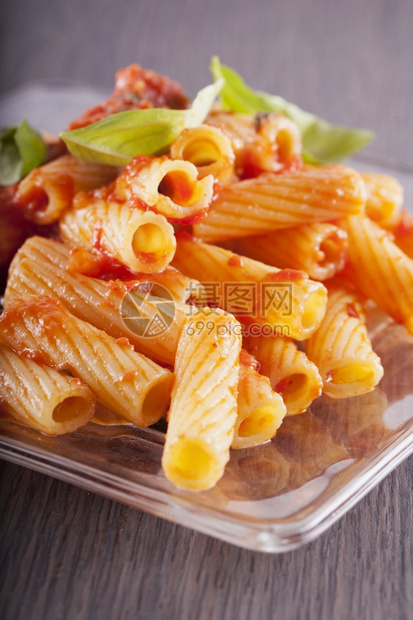 辛辣的在玻璃盘面上加粉番茄和烤肉垂直图象美味的意大利面图片