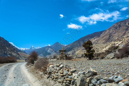 尼泊尔Annapurna附近路线上的山区公自然美丽的冒险图片