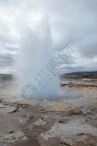 蒸着爆发汽在StrokkurGeyser暴发后图片