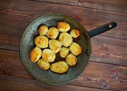 塞满盘子Hasselback马铃薯瑞典版烤土豆哈塞尔贝克图片