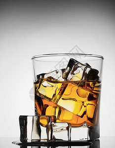 酒精玻璃杯威士忌冰溶于梯度背景食物融化了图片