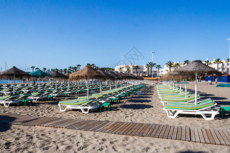 哥斯达黎加海滩椅和雨伞贝纳尔玛德海滩西班牙科斯塔德尔索椅子蓝色的图片