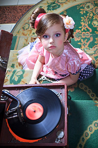 粉红女孩与一个留声器从上到下拍摄乙烯基塑料孩子首饰图片
