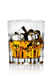 酒精鸡尾白底带威士忌的面脸黄玻璃杯图片