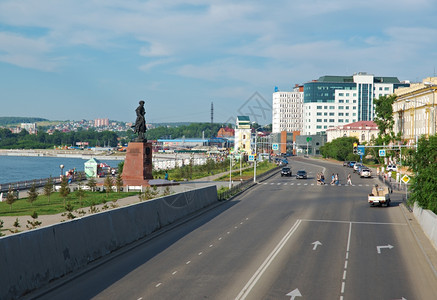 俄罗斯西伯利亚伊尔库茨克市NizhnyayaNaberezhnayaStreet路蓝色的天图片