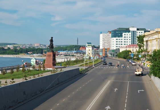 俄罗斯西伯利亚伊尔库茨克市NizhnyayaNaberezhnayaStreet路蓝色的天图片