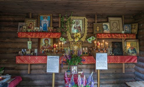 在俄罗斯亚拉夫尔地区Pereslavsky区Kupan村附近的VarvaraIliopolskaya圣泉的礼拜堂瓦尔拉雅罗斯夫尔图片