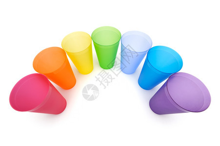 紫色的黄蓝亮塑料杯彩虹颜色白底的亮塑料杯组群背景图片