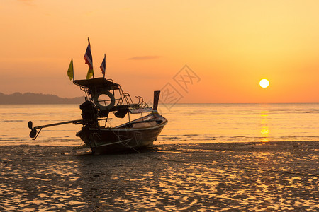 亚洲海岸日落时在泰国Trang省PakMeng海滩上的长尾船孟图片