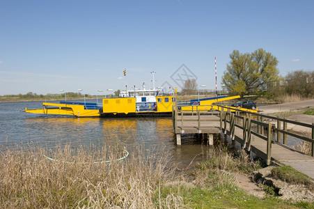 河流风景中的黄渡轮在漂流堤岸上登陆阶段对接水边坡道景观图片