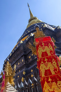 佛教徒车地旅游泰国北部Lampang附近的WatPhraLampangLuang佛教寺庙的主要修道士图片