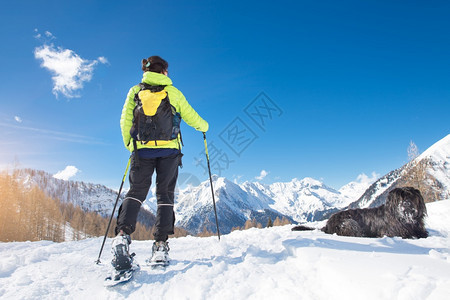 登山滑雪的女人图片