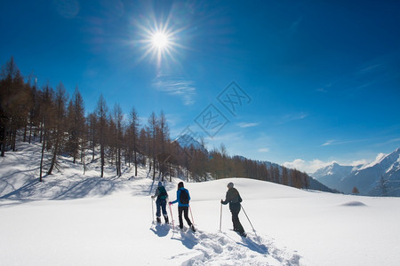 攀登三个女孩在雪鞋远足时玩得开心冒险女图片